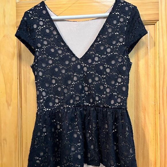 Alya brand women’s size M black lace overlay blouse - Picture 8 of 9